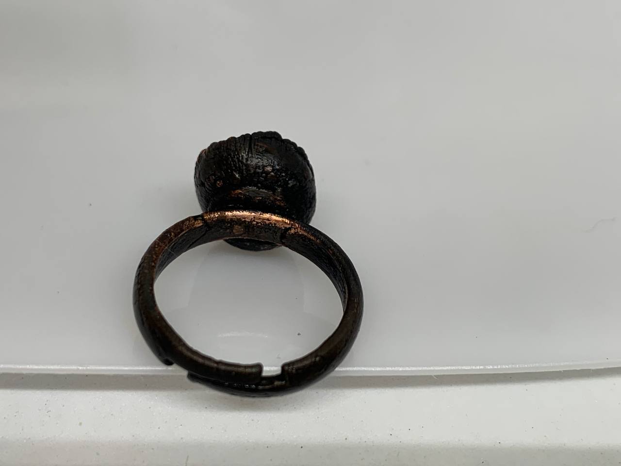Anello in Agata Grigia Naturale Elettroformato in Rame Puro – Regolabile