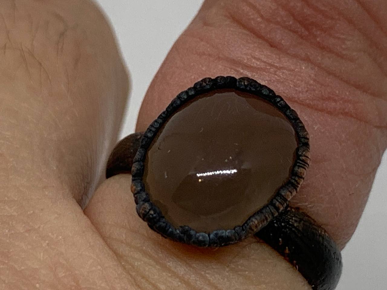 Anello in Agata Grigia Naturale Elettroformato in Rame Puro – Regolabile